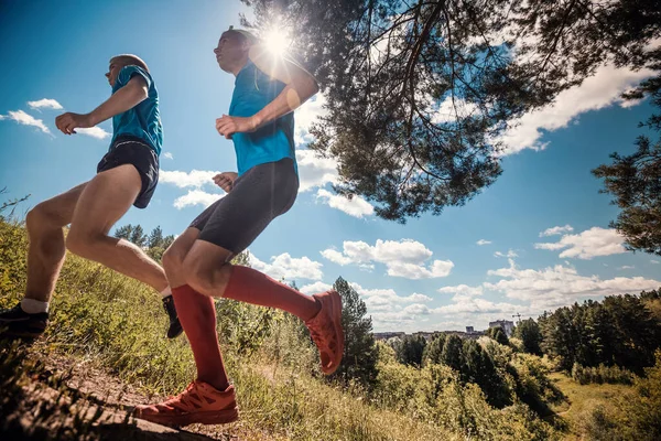 Trail Running Atleten Oversteken Road Terrein Zonnige Dag — Stockfoto