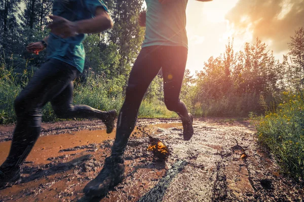 Dos Atletas Trail Running Cruzando Charco Sucio — Foto de Stock