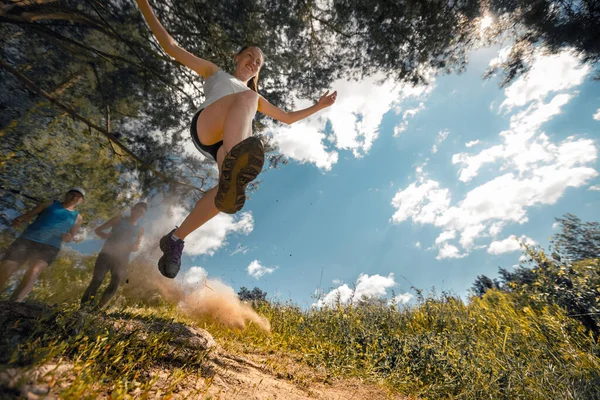 Güneşli Bir Günde Atlayan Bir Atlet Geldi — Stok fotoğraf