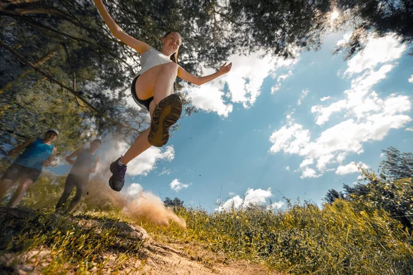 Trilha Atleta Correndo Pulando Sobre Camear Dia Ensolarado — Fotografia de Stock