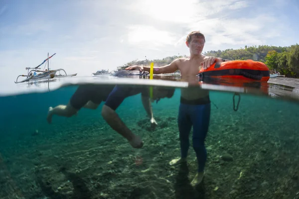 Flachen Wasser Einer Ruhigen Bucht Üben Freitaucher Den Statischen Atem — Stockfoto