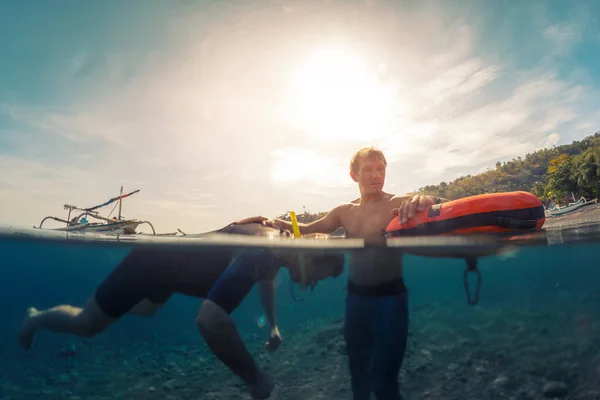 Freedivers Trainen Statische Adem Ondiep Water Van Een Kalme Baai — Stockfoto