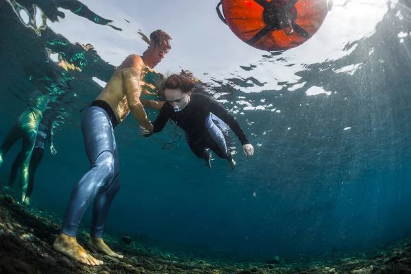 Unterwasseraufnahmen Von Freitauchern Beim Training Niedrigwasser Tropischen Meer Amed Indonesien — Stockfoto