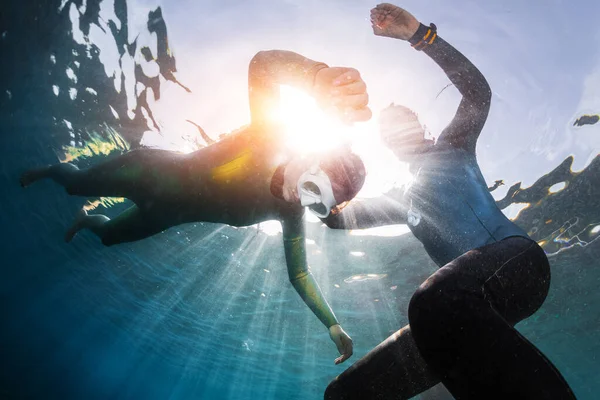 在平静海湾的浅水中 自由人的水下射击训练静息屏住呼吸 教练看学生 — 图库照片