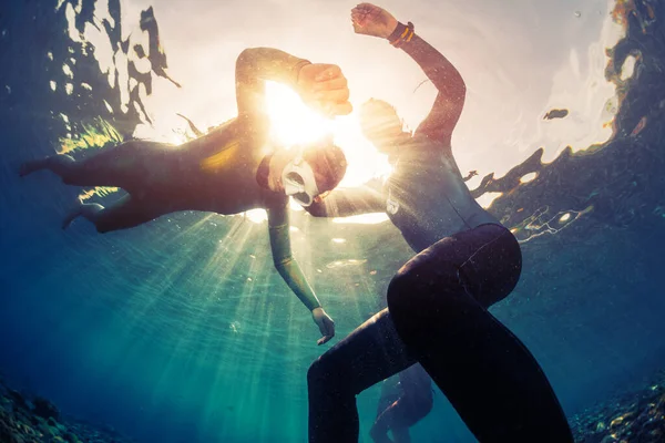 Подводный Снимок Тренировочного Статического Дыхания Фридайверов Удерживающего Мелководье Спокойного Залива — стоковое фото