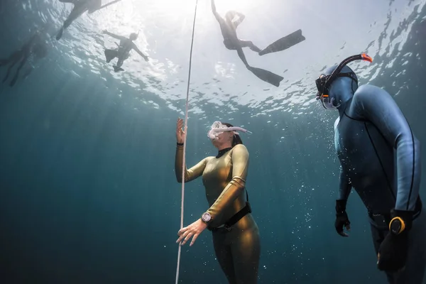 自由女潜水员沿着绳索在海底攀爬 — 图库照片