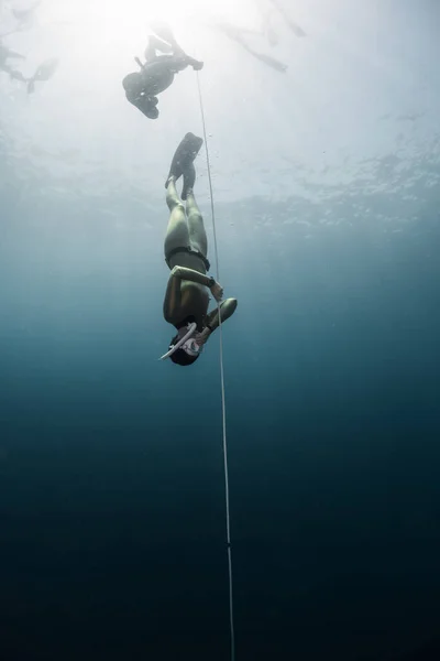 Dois Senhora Mergulhador Livre Descendo Longo Corda Profundidade — Fotografia de Stock