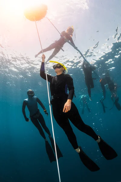 免费潜水训练 沿绳索向上攀爬 — 图库照片