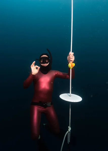 免费潜水员在训练线尽头的水深处显示出良好的标志 — 图库照片