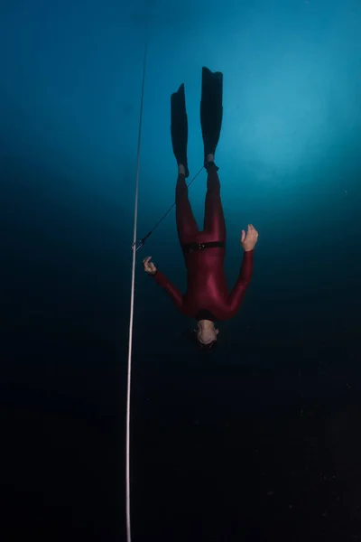 Free Diver Descending Rope Depth — Stock Photo, Image