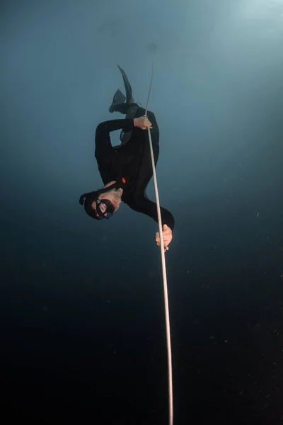 Free Diver Descending Rope Depth — Stock Photo, Image