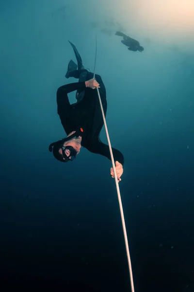 Mergulhador Livre Descendo Longo Corda Profundidade — Fotografia de Stock