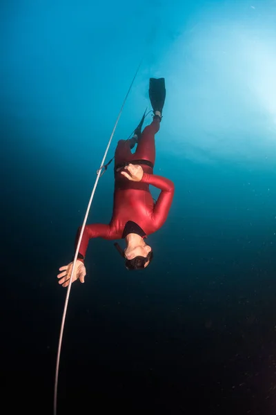 Free Diver Descending Rope Depth — Stock Photo, Image