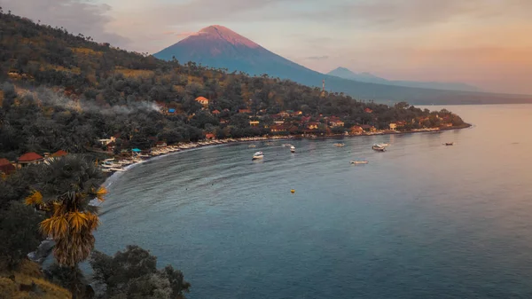 Spokojna Laguna Budynkami Wybrzeżu Wulkanem Horyzoncie Bali Indonezja — Zdjęcie stockowe