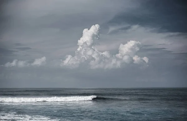 Meer Mit Wellen Und Weißen Wolken — Stockfoto