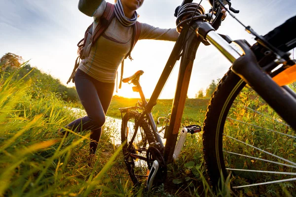 Lady Med Cykel Korsar Floden — Stockfoto