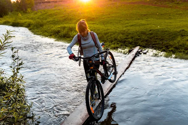 Dame Mit Fahrrad Überquert Fluss Auf Holzbrücke — Stockfoto