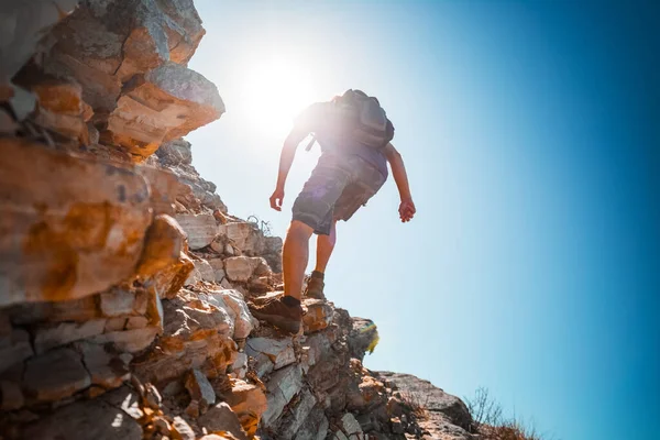 Hiker Crossing Rocky Terrain Bryce Canyon National Park Usa — Stock Photo, Image