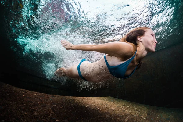 Jovem Senhora Nadando Debaixo Água Piscina — Fotografia de Stock