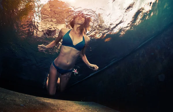 Underwater Shot Young Lady Swimming Pool — Stock Photo, Image