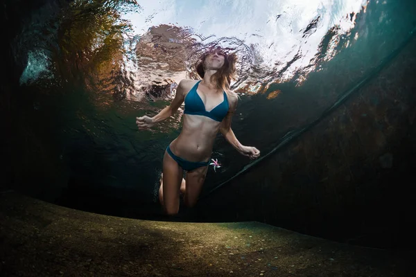 Foto Subaquática Jovem Nadando Piscina — Fotografia de Stock