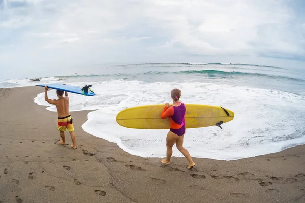 Zwei Surfer Laufen Mit Surfbrettern Strand Entlang — Stockfoto