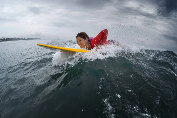 Jongedame Surfer Probeert Golf Vangen Oceaan — Stockfoto