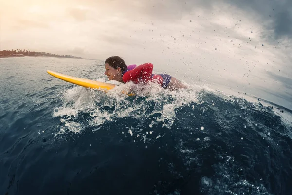 Genç Bayan Sörfçü Okyanustaki Dalgayı Yakalamaya Çalışıyor — Stok fotoğraf
