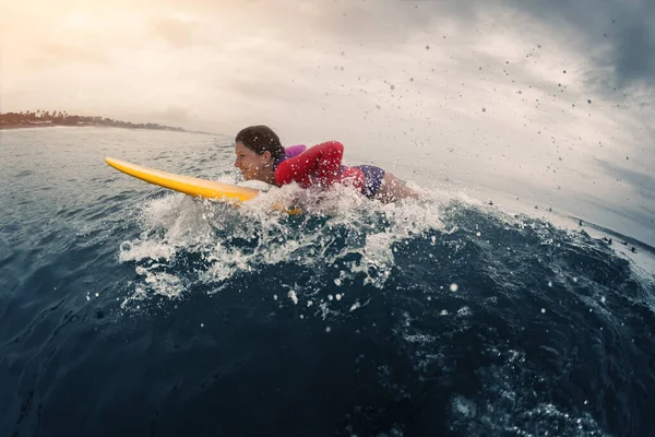 Young Lady Surfer Trying Catch Wave Ocean — Stock Photo, Image