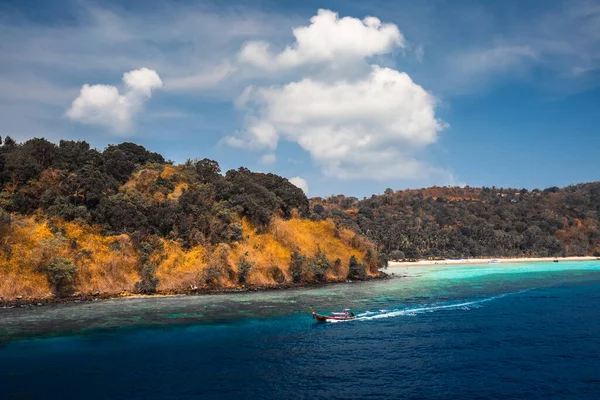 Isla Mar Andamán Con Barcos Cola Larga Tradicionales Aguas Cristalinas —  Fotos de Stock