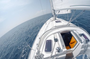 Yelkenli gemi açık denizde hareket ediyor.