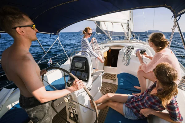 Jeunes Amis Relaxant Sur Yacht Dans Mer Bleue — Photo