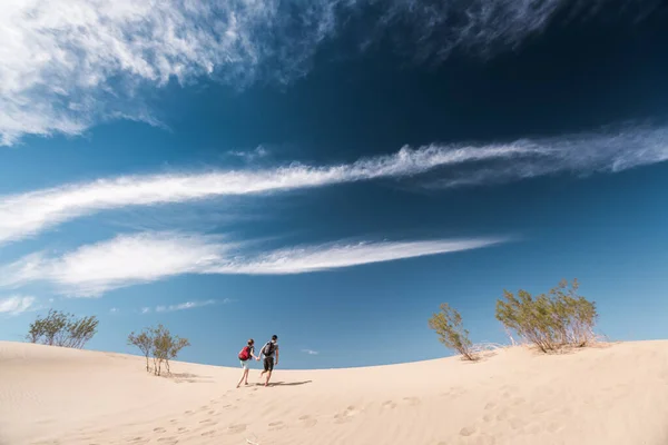 Dva Turisté Písečné Poušti Národního Parku Death Valley Usa — Stock fotografie