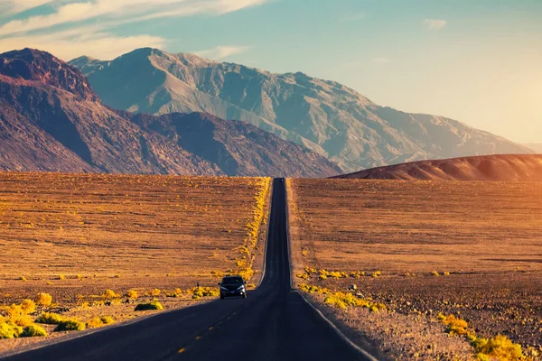 美国死谷国家公园的沥青路 — 图库照片