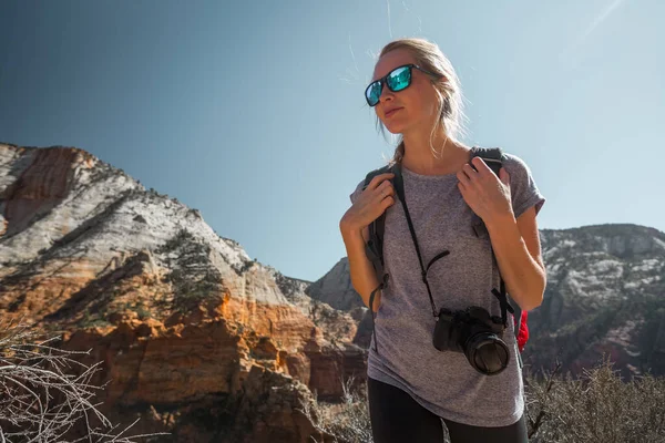 Toerist Met Camera Het Zion National Park Verenigde Staten — Stockfoto