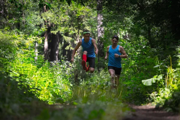 Trilha Que Corre Atletas Que Movem Através Floresta — Fotografia de Stock