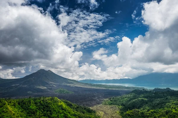 Batur Vulkánjának Calderája Napsütéses Napokon Felhőkkel Bali Sziget Indonézia — Stock Fotó