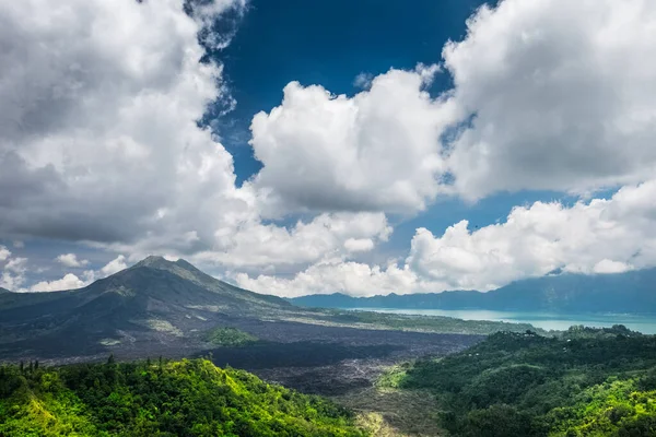 雲と晴れた日にバトゥール火山のカルデラ インドネシアのバリ島 — ストック写真