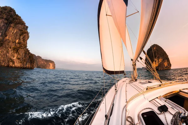 日没時に帆を開いて海に移動する帆船 — ストック写真