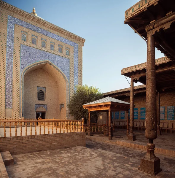Αυλή Του Αρχαίου Τζαμιού Στην Πόλη Itchan Kala Khiva Ουζμπεκιστάν — Φωτογραφία Αρχείου