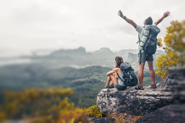 Wandelaars Met Rugzakken Ontspannen Top Van Een Berg Genieten Van — Stockfoto