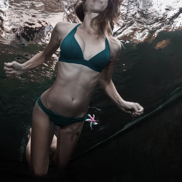 Genç Bir Bayanın Havuzda Yüzerken Sualtı Görüntüsü — Stok fotoğraf
