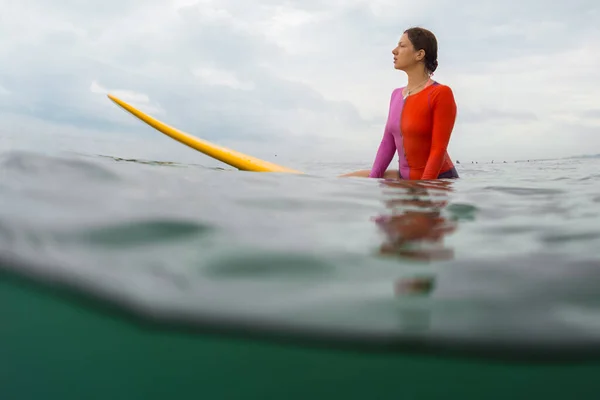 Underwater Split Shot Young Lady Surfer Sitting Board Awaiting Waves — Stock Photo, Image