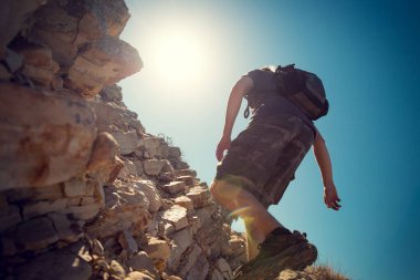 Bryce Canyon Ulusal Parkı 'nda kayalık araziden geçen bir yürüyüşçü.