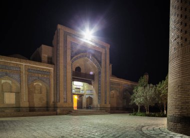 Geceleri ağaçlı doğu binası. Özbekistan 'ın Khiva kenti.