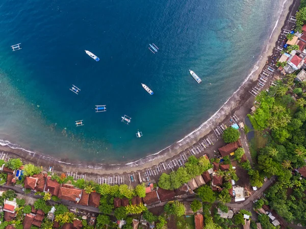 Vista Aérea Una Tranquila Laguna Con Barcos Edificios Bali Indonesia — Foto de Stock