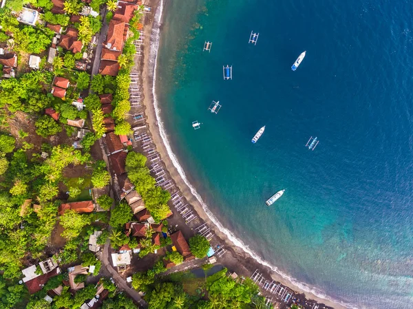 Zdjęcie Lotnicze Spokojnej Laguny Tradycyjnymi Łodziami Budynkami Brzegu Bali Indonezja — Zdjęcie stockowe