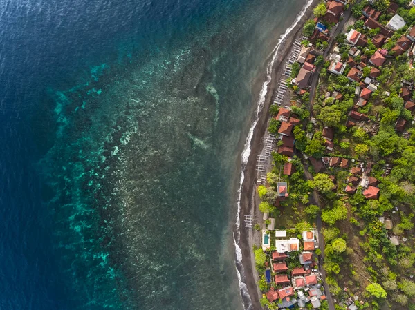 Légi Felvétel Víz Alatti Korallzátonyról Part Közelében Épületekkel Bali Indonézia — Stock Fotó