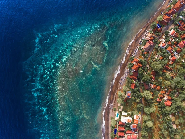 Воздушный Снимок Подводного Кораллового Рифа Возле Берега Зданиями Бали Индонезия — стоковое фото