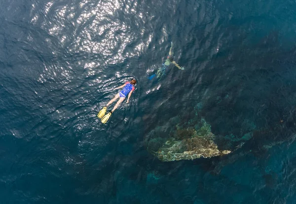 Letecký Záběr Japonskou Ztroskotanou Loď Lidmi Šnorchlujícími Nad Bali Indonésie — Stock fotografie